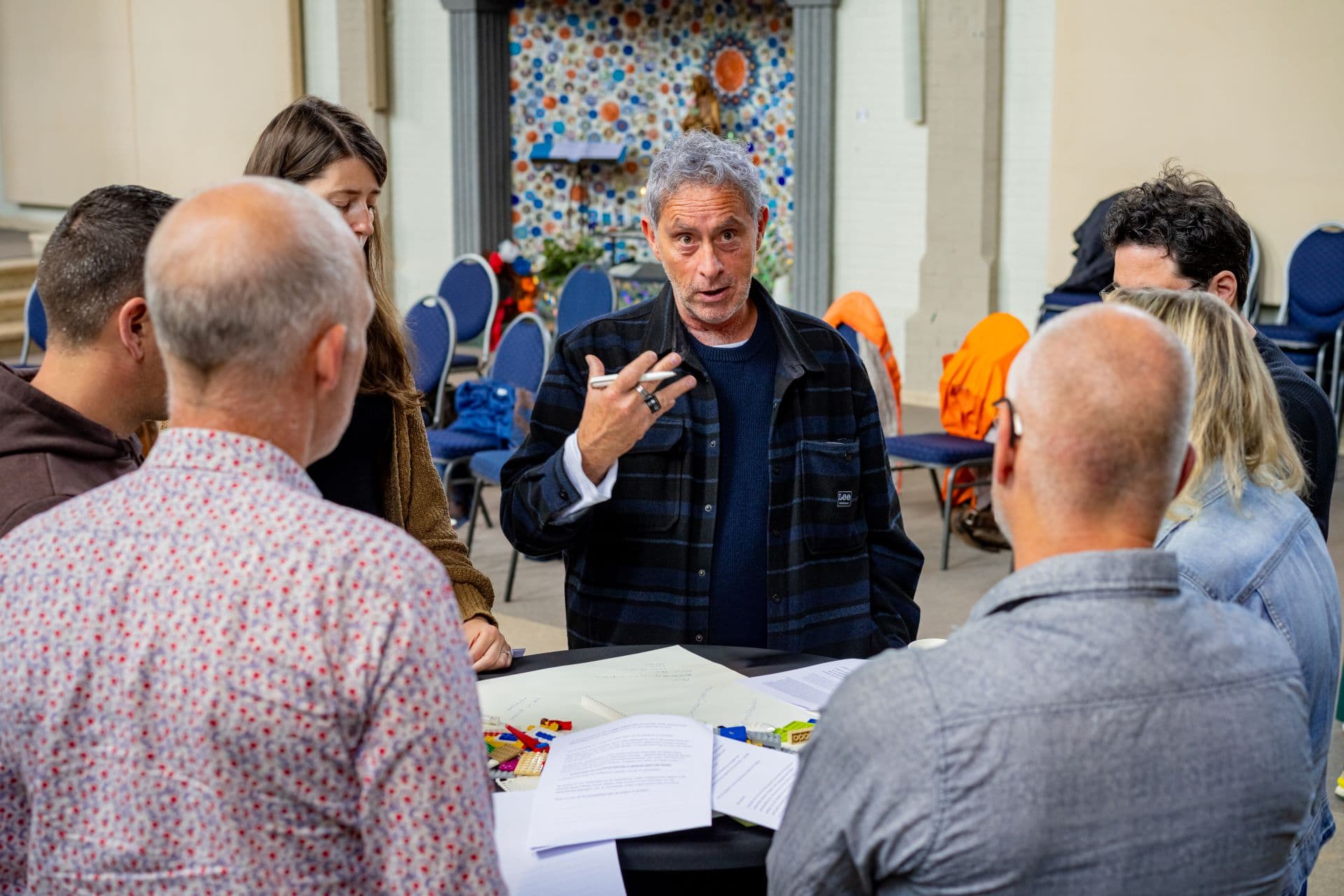 Bezoekers in discussie tijdens de bijeenkomst ‘Zoeken in andere hoeken’.