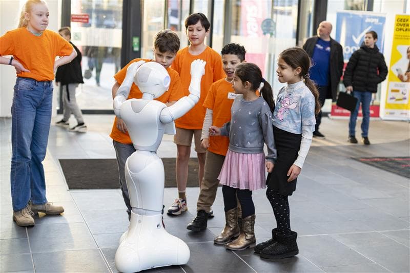 Kinderen staan voor een robot
