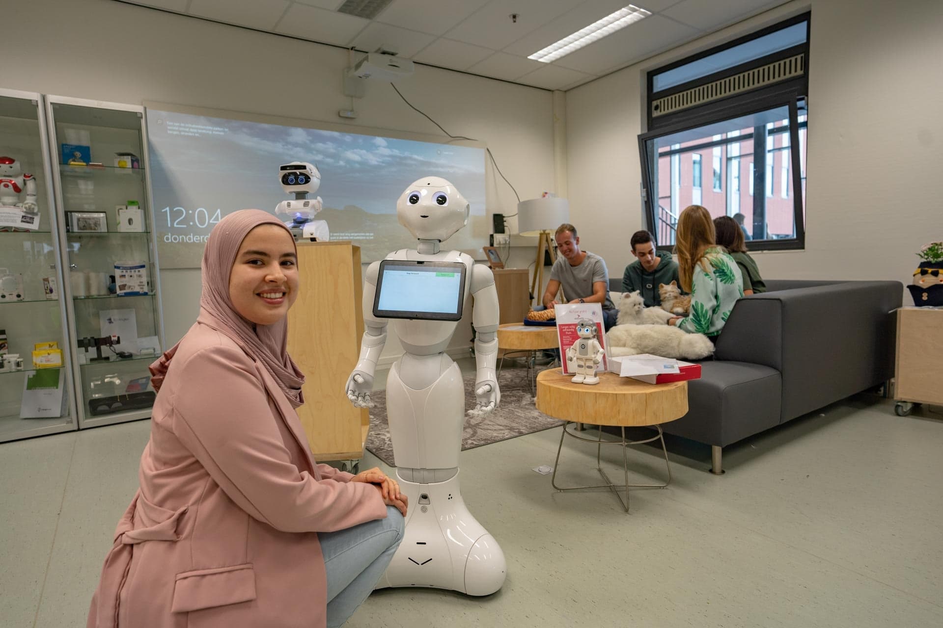 Mens en Techniek voltijdstudent samen met een robot