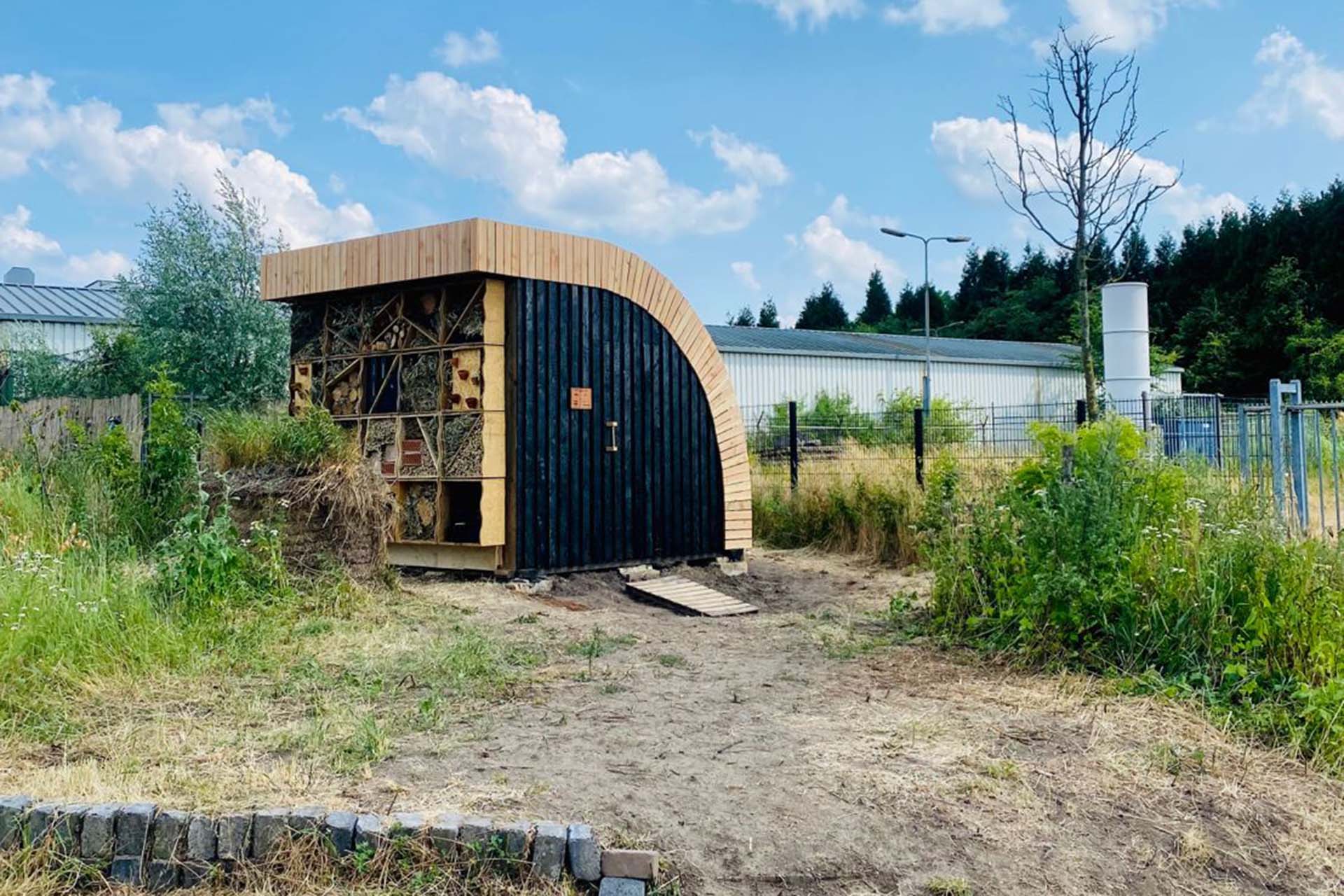 Natuurinclusief pro-rail onderstation met natuurlijke materialen en ruimte voor vogels en insecten