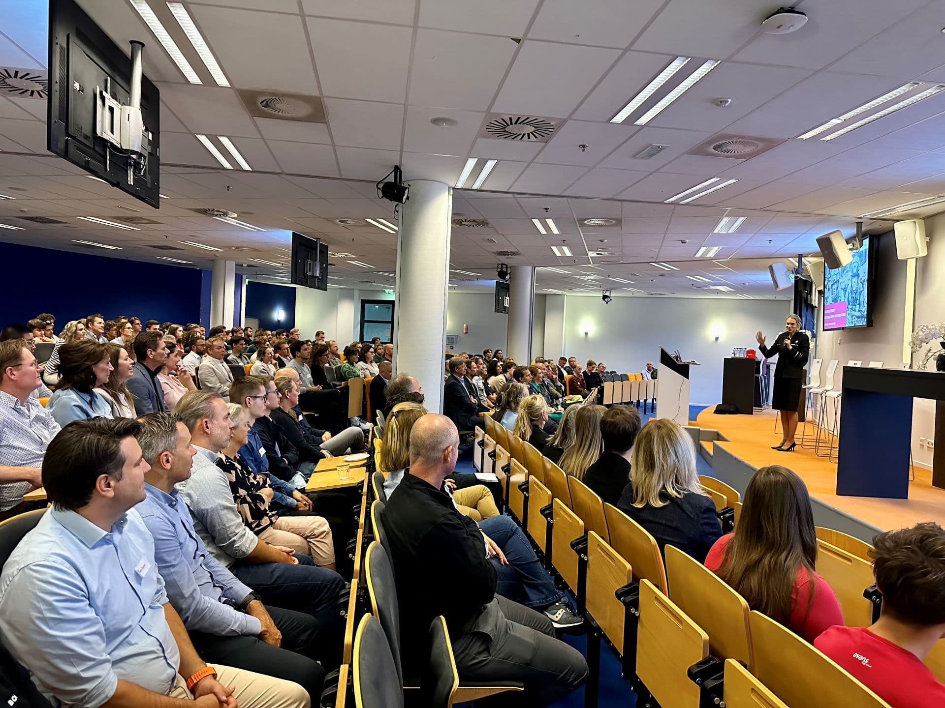 Elanor Boekholt-O'Sullivan, plaatsvervangend directeur-generaal Beleid bij het Ministerie van Defensie, aan het woord.