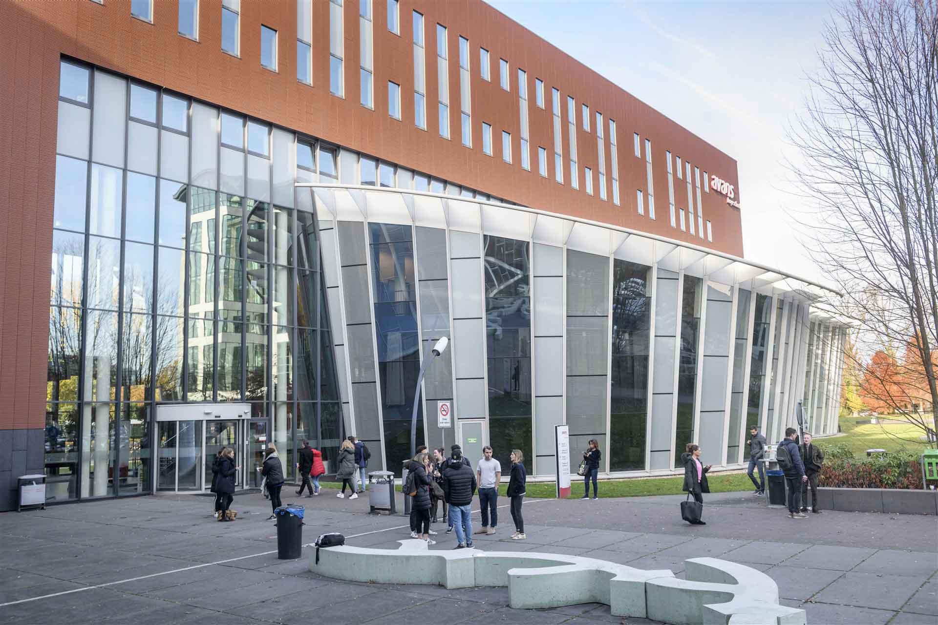 Ingang van de Hogeschoollaan 1 in Breda