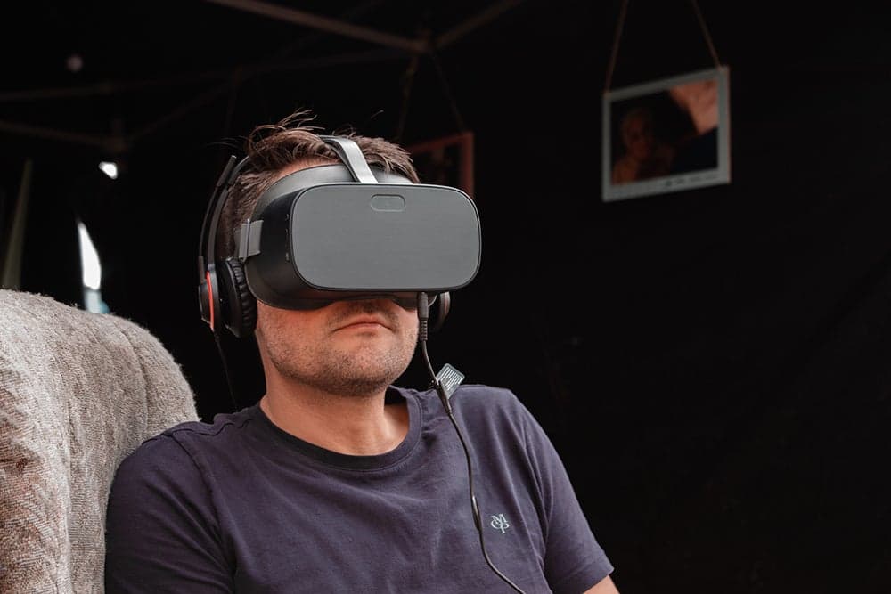Bezoeker Zwarte Cross met VR-bril.
