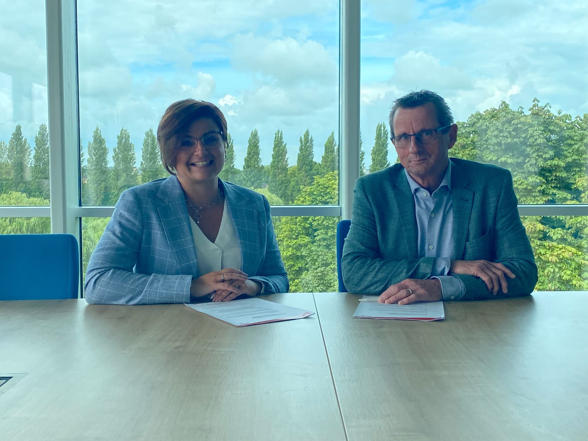 Avans Hogeschool en Axians ondertekenen samenwerking.
