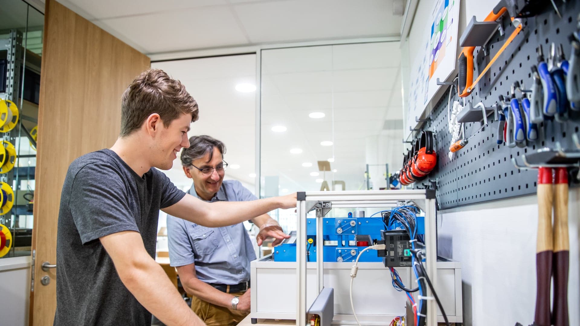 Student en docent van de Ad Engineering aan het werk in een technische ruimte