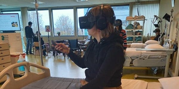student van StimulanZ project met VR bril