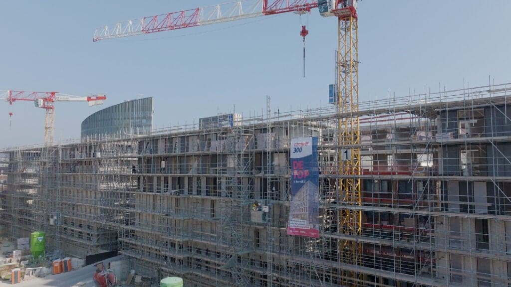 Spandoek op het gebouw van de nieuwe Campus300 van Avans Hogeschool.