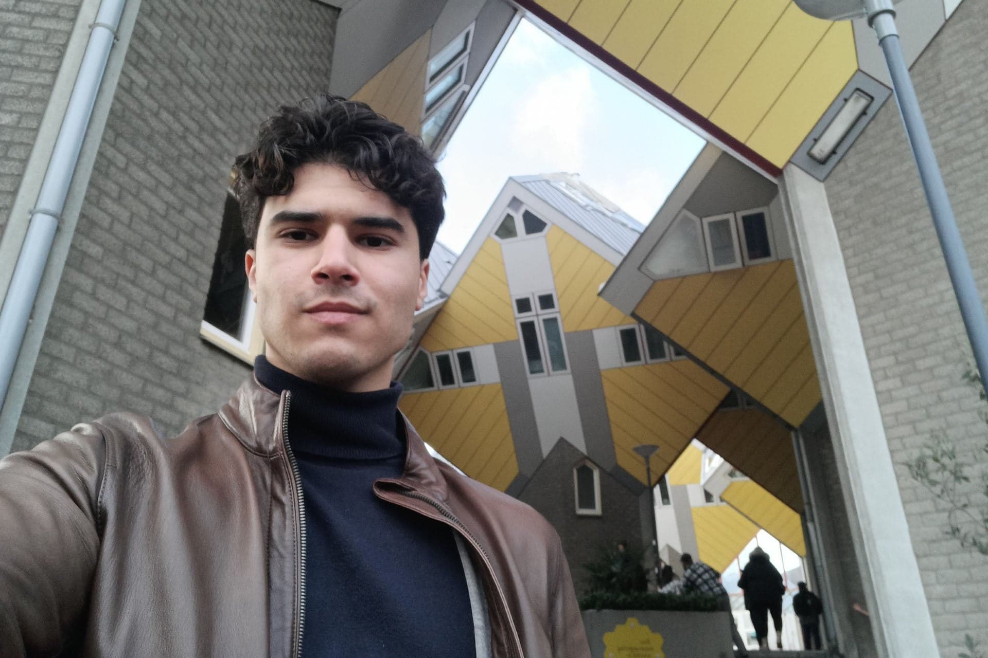 Student Bouwkunde staat voor de kubuswoningen in Rotterdam
