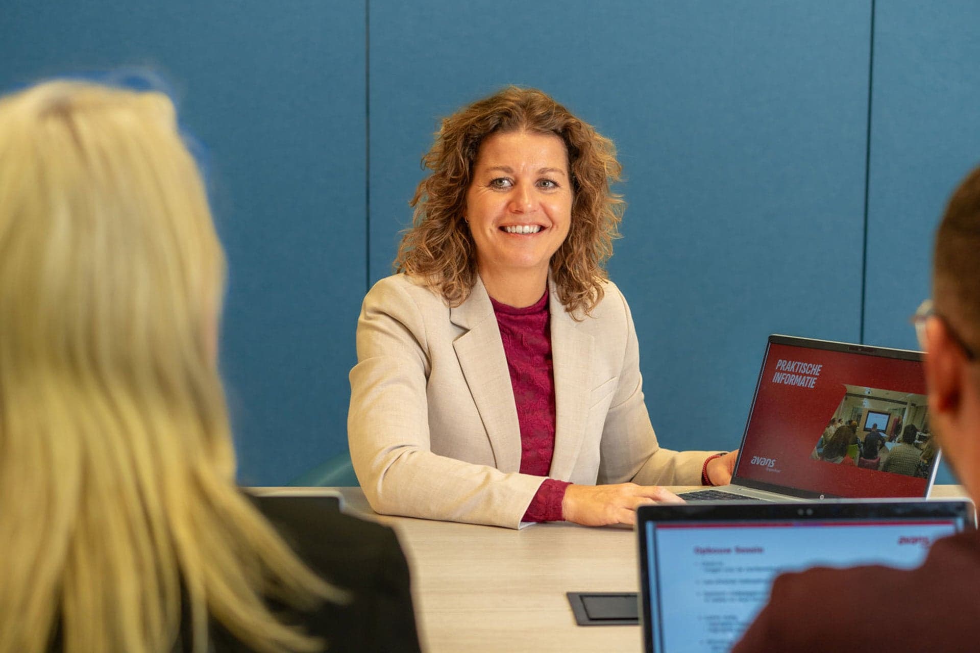 Cursist achter deelt haar presentatie vanaf haar laptop