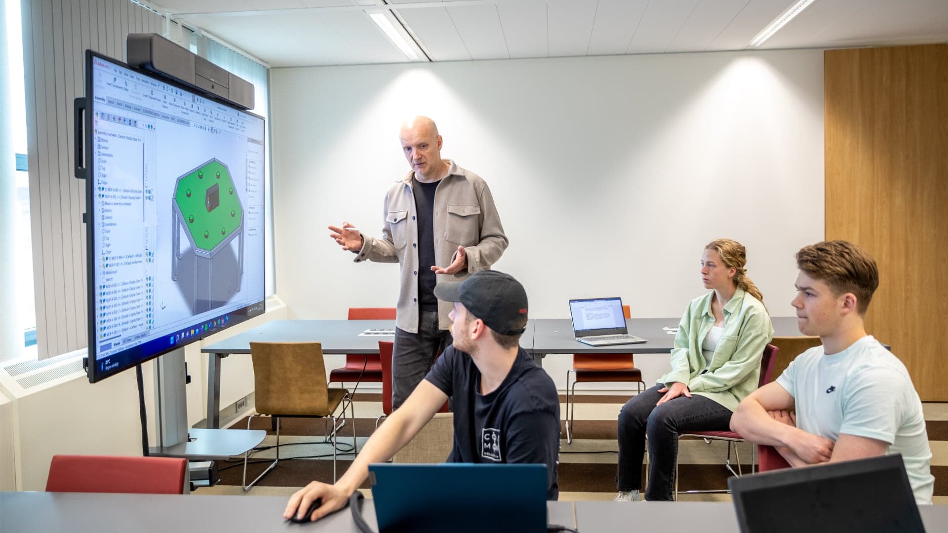 Studenten Informatica luisteren naar docent in klaslokaal