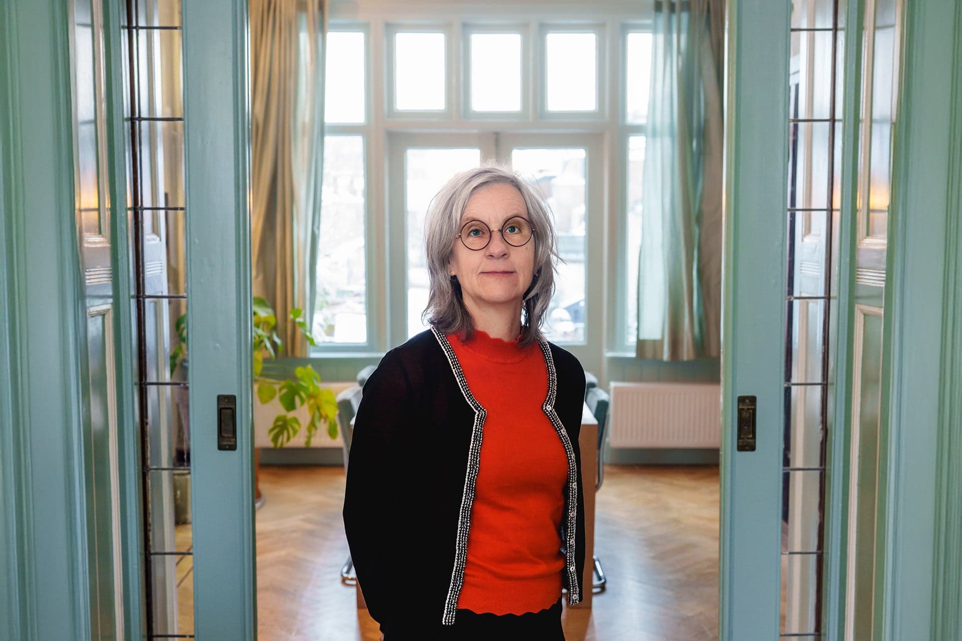 Lector Zorg rond het Levenseinde Anne Goossensen in de woonkamer