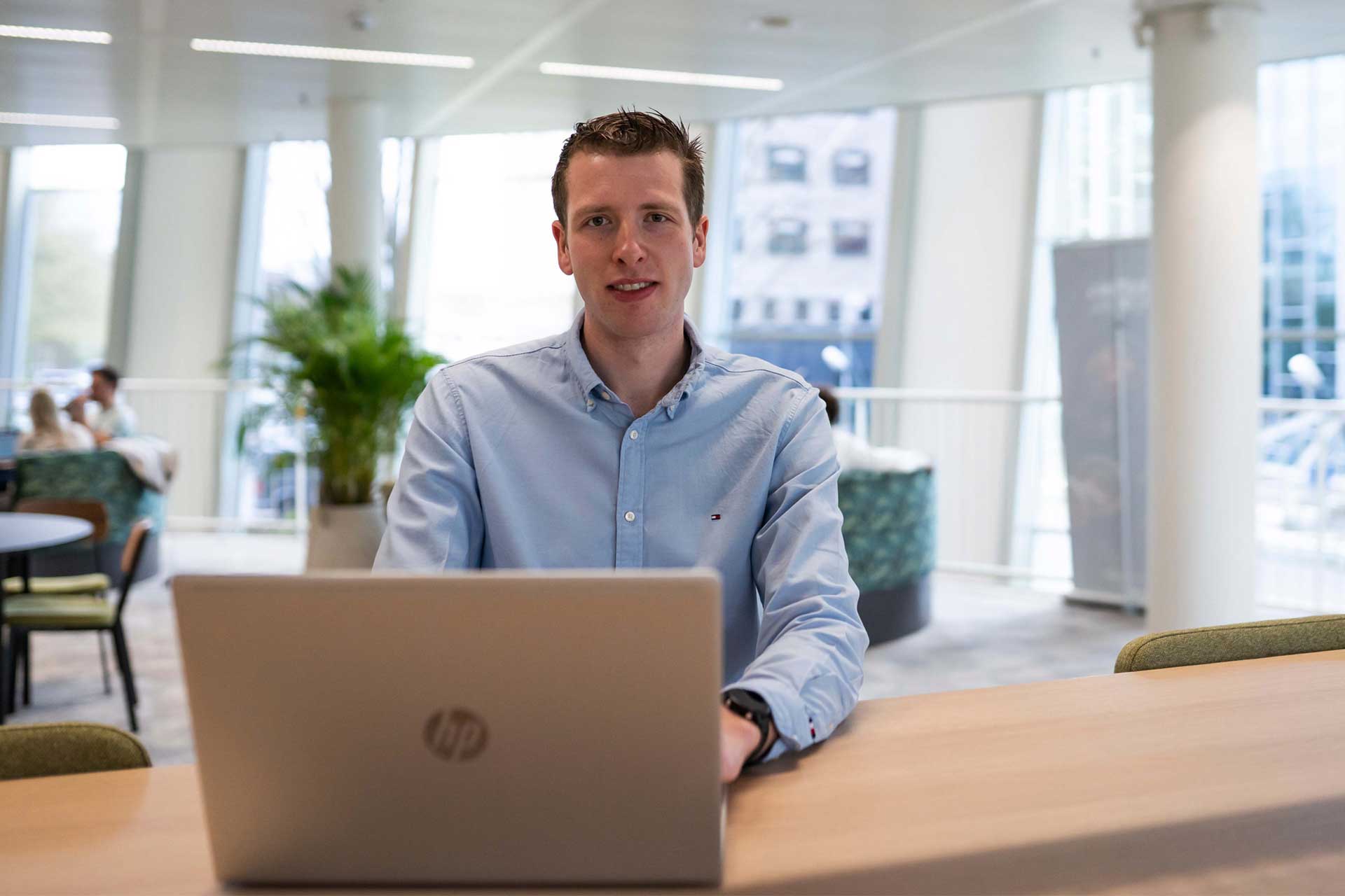 Deeltijdstudent Business IT and Management zit achter zijn laptop bij Avans Hogeschool