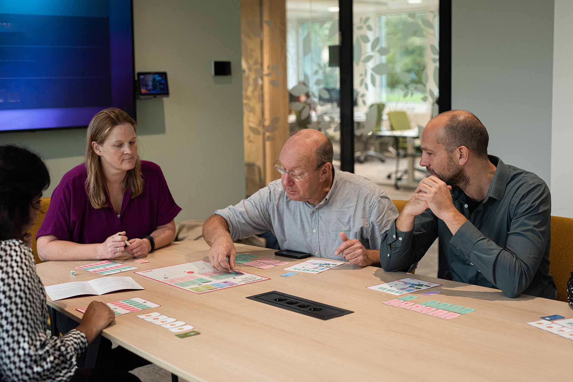 Deelnemers spelen het bordspel Best of Both Worlds