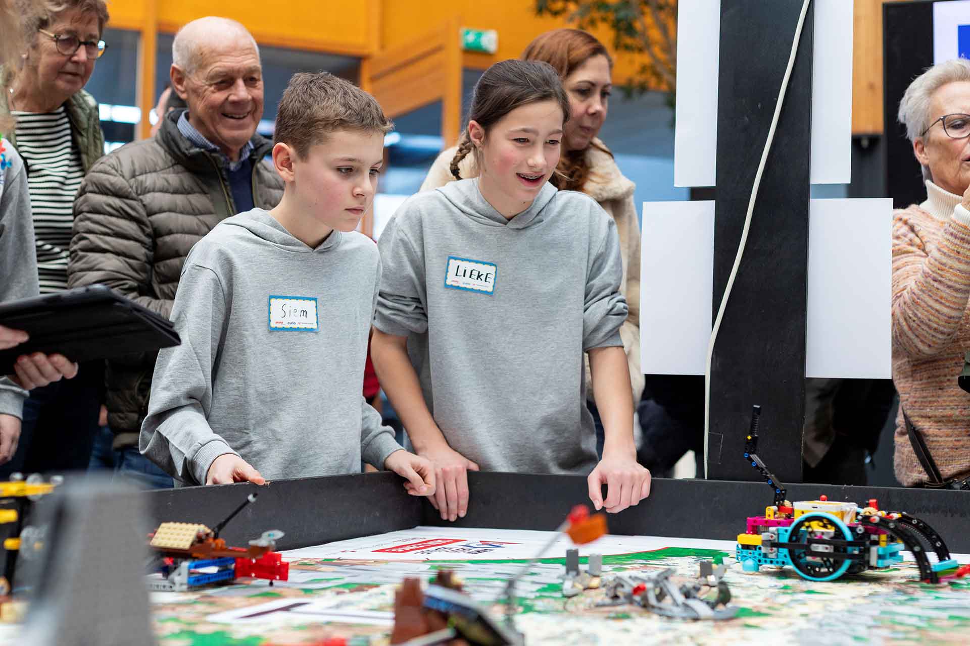 2 kinderen en een robot van lego
