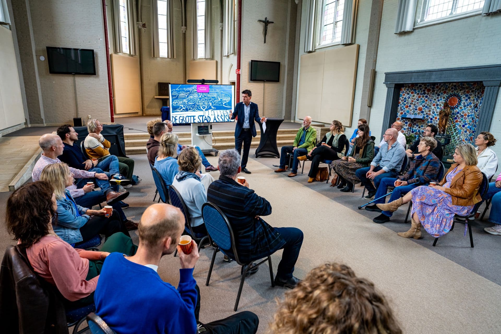 Michael Kolen van Prisma spreekt tijdens de bijeenkomst ‘Zoeken in andere hoeken’.