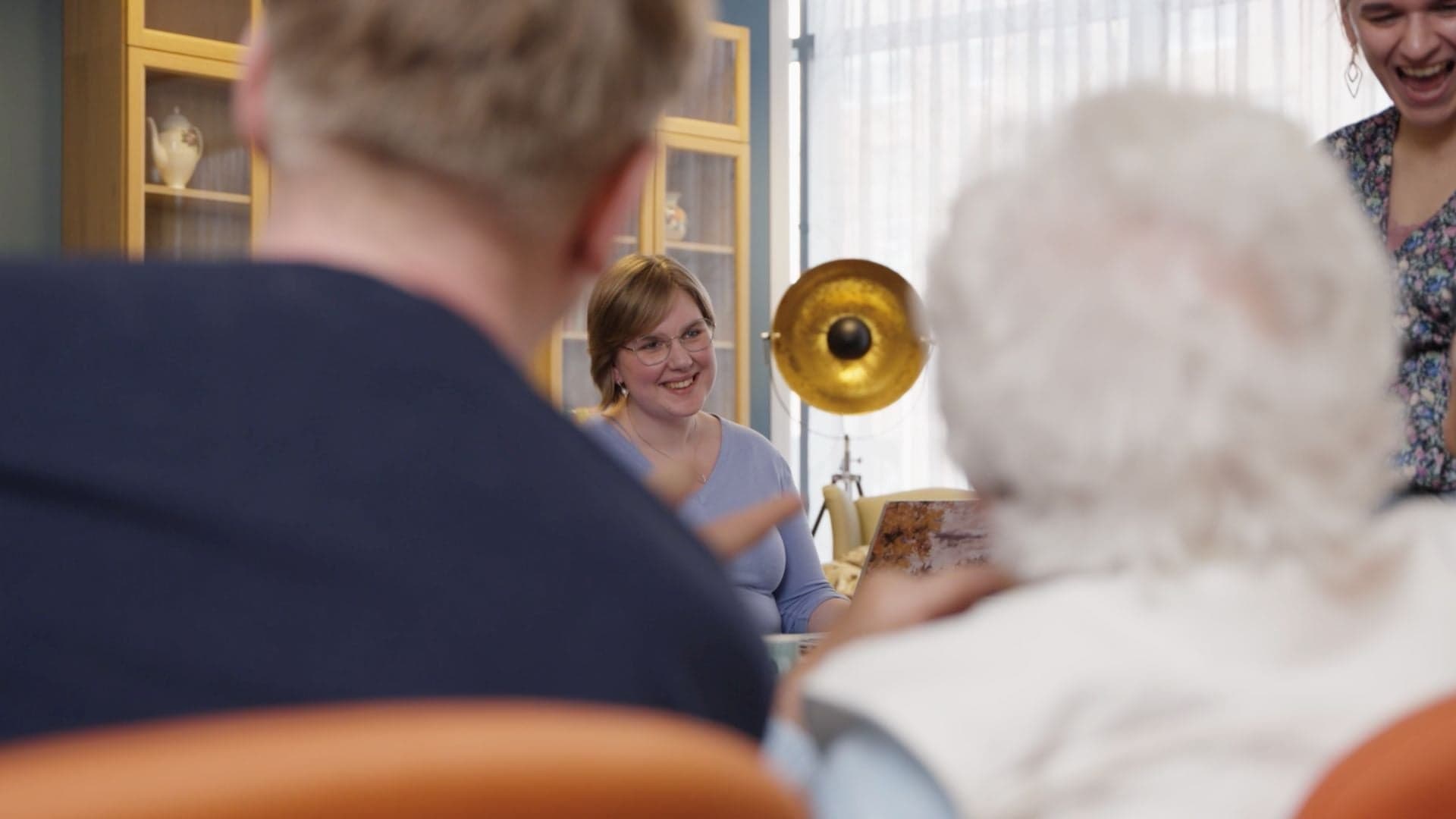 In gesprek met elkaar bij zorgorganisatie Surplus