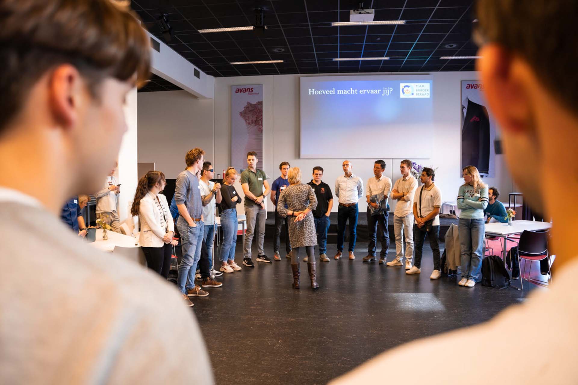 Avansstudenten bespreken de vraag in hoeverre zij macht ervaren m.b.t. klimaatverandering.