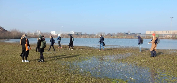 Studenten op onderzoek bij Corbion terrein, Breda