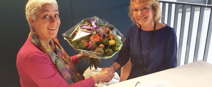Margo van der Put (directeur Expertisecentrum Caring Society) en Els Verkerk (directeur Stichting Opvoeden.nl) tekenen samenwerkingsovereenkomst.