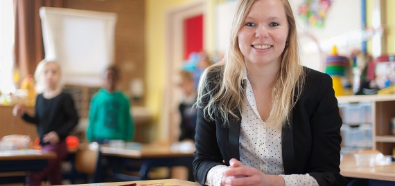 student poseert in klaslokaal basisschool