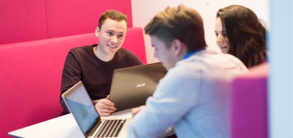 3 studenten met hun laptops