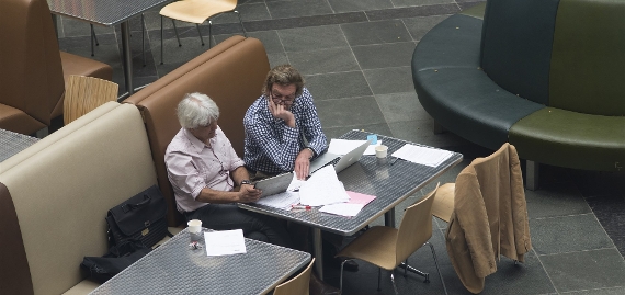 2 docenten in overleg, met laptop en papieren voor zich