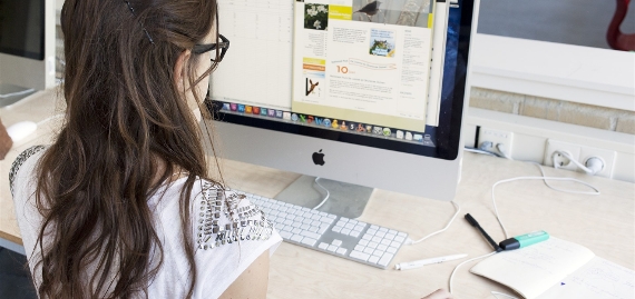 jonge vrouw zit achter computer