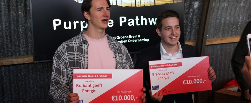 Mark van Rijsbergen en Roy van den Berg poseren met cheques