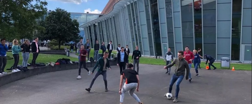 studenten voetballen bij Avansgebouw Hogeschoollaan Breda