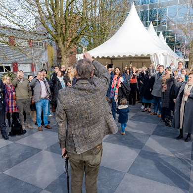 Groot schaakspel in tuin Onderwijsboulevard ter ere van Paul Rüpp