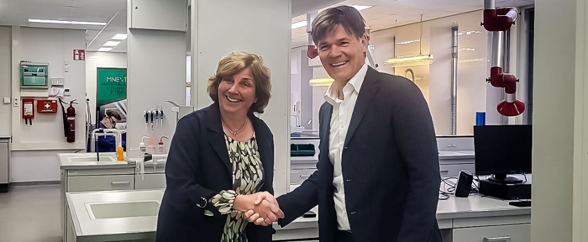 Jacomine Ravensbergen en Paul Depla bij opening lab MNEXT
