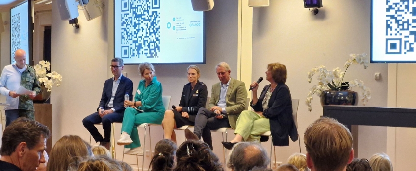 Paneldiscussie tijdens bijeenkomst met Defensie