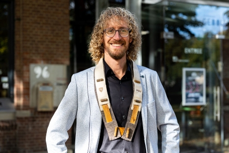 Frank Huijben met lectorale keten