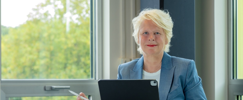 Marjan Hammersma achter laptop