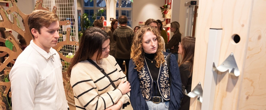 Studenten bij expositie (Well)being a student