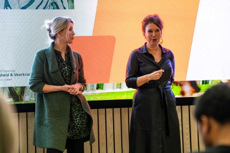 Arna Arnautovic en Nienke Fabries bij opening Letters to the Future