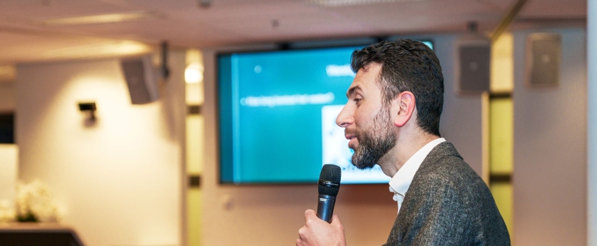 Mustafa Bulut aan het woord bij de iftar
