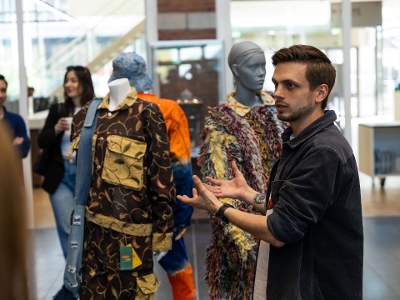 Daan Sonnemans bij event Van afgedankt textiel naar unieke fashion