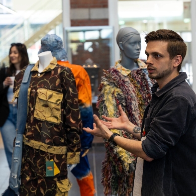 Van afgedankt textiel naar unieke fashion