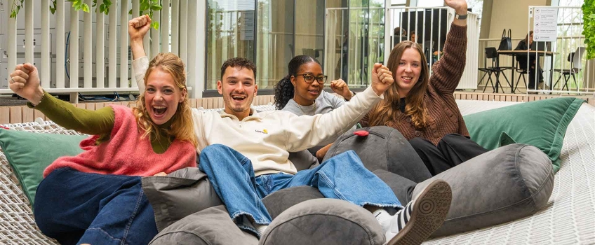 4 studenten zitten op zitzakken in een studieruimte