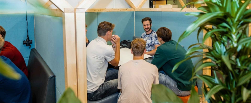 studenten werken als groep samen aan een opdracht in OpenX