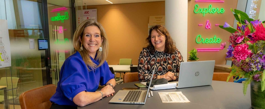 twee avans medewerkers zitten om tafel