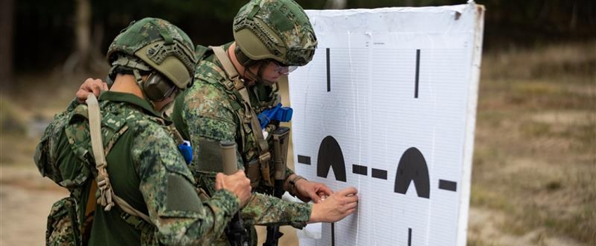 Twee militairen op oefenterrein