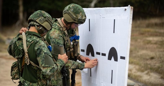 Twee militairen op oefenterrein