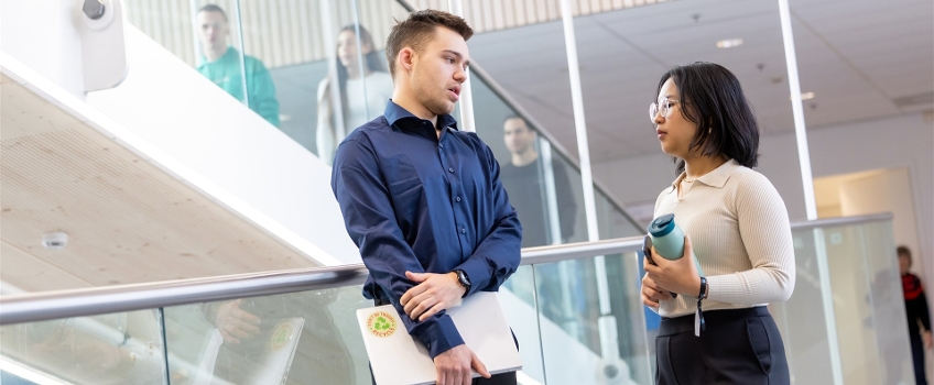 2 studenten met elkaar in gesprek