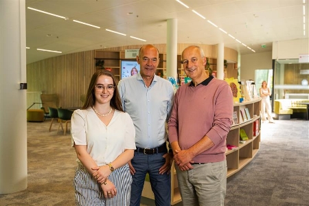 Mara van Eijndhoven (links) en Ad Breukel (rechts) van MNEXT met docent Commerciële Economie Reynier Janse