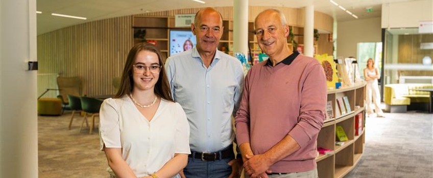 Mara van Eijndhoven (links) en Ad Breukel (rechts) van MNEXT met docent Commerciële Economie Reynier Janse