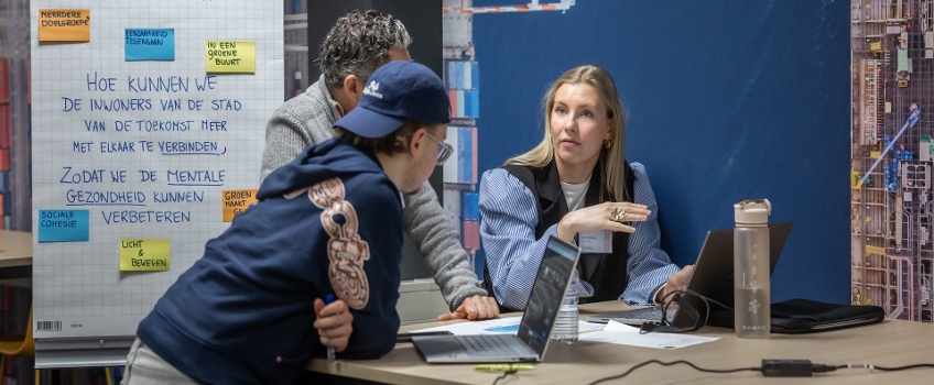 Studenten en docenten werken aan een opdracht uit het bedrijfsleven