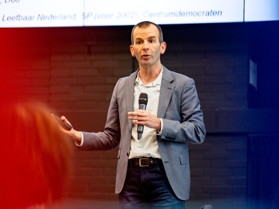 Julien van Ostaaijen tijdens de bijeenkomst over de uitslag van de Tweede Kamerverkiezingen in 2025