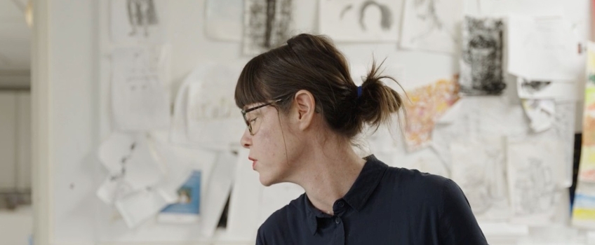 Tara Karpinski kijkt naar haar laptop